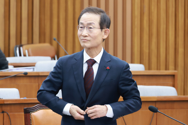 상의 단추 잠그는 김호철 감사원장 후보자<YONHAP NO-3623>