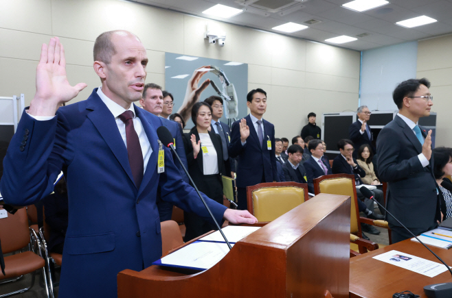 청문회 선서하는 쿠팡 대표이사<YONHAP NO-2401>