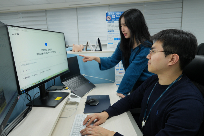 포스코DX 직원들이 최신 생성형 AI로 업그레이드한 P-GPT를 활용해 업무를 수행하고 있다