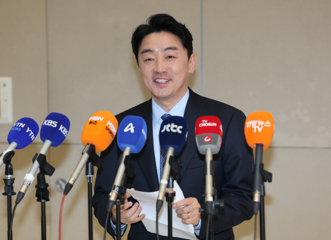 폴란드 천무 유도미사일 계약 마치고 귀국한 강훈식 실장