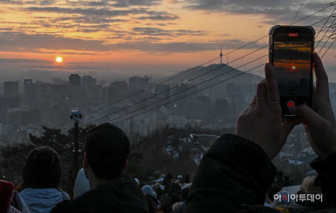 [포토] 첫 일출 찍는 시민들