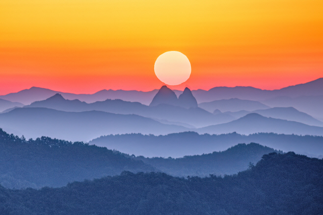 국사봉에서 바라본 마이산 일출(상백 이정호)