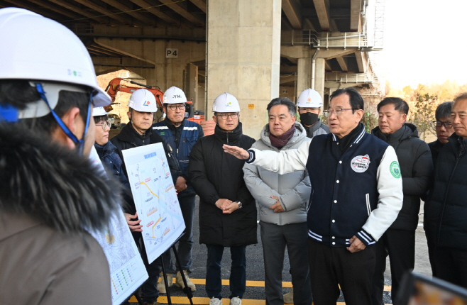 이현재 하남시장이 하남감일 공공주택지구와 동남로를 잇는 ‘방아다리길 연결도로’에 대해 개통 전 최종 현장점검을 하고 있다./하남시