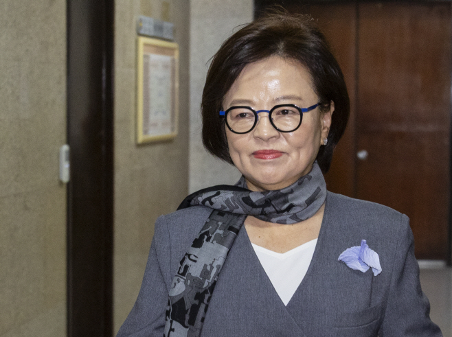 진선미 원내대표 보궐선거 선관위원장 회의 입장<YONHAP NO-1163>