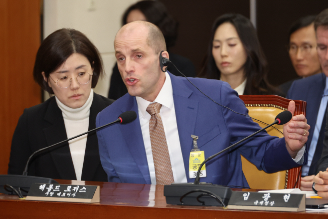 답변 태도 지적에 항변하는 로저스 쿠팡 대표<YONHAP NO-1377>