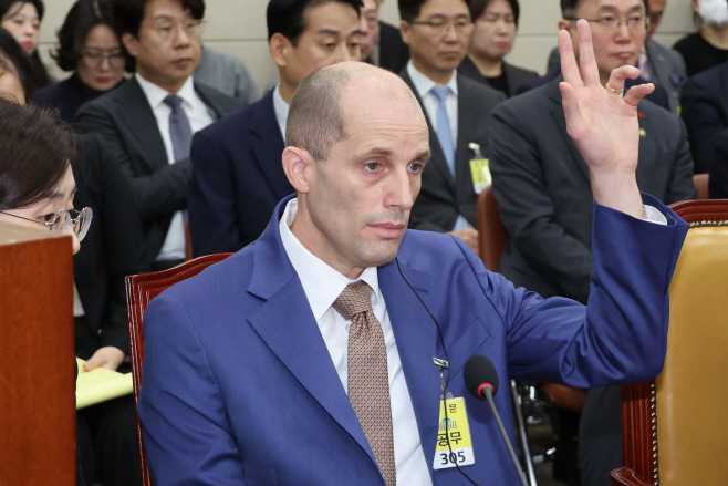 발언 기회 요청하는 로저스 쿠팡 대표<YONHAP NO-1373>