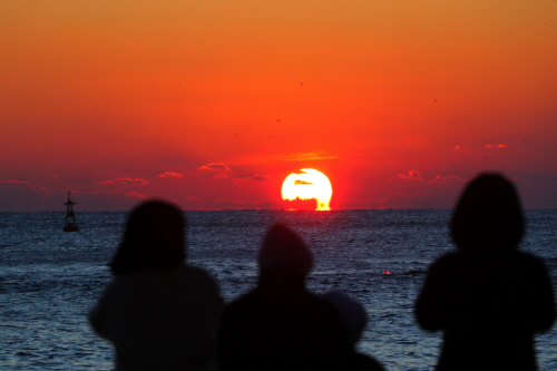 일출 보러 왔어요<YONHAP NO-1999>