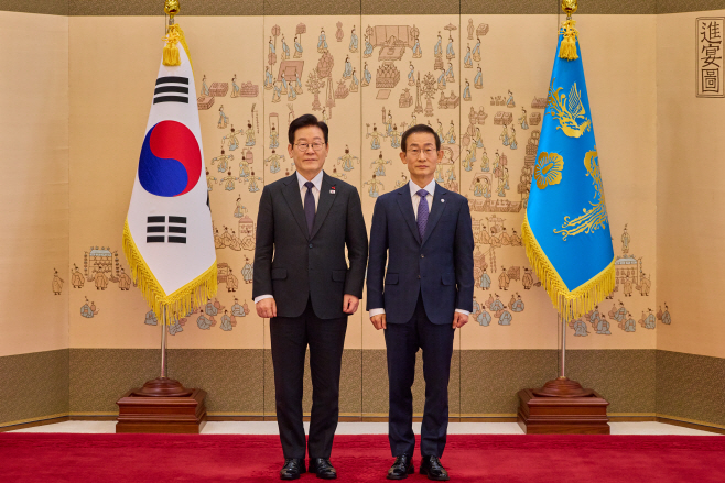 이재명 대통령, 김호철 감사원장 임명장 수여