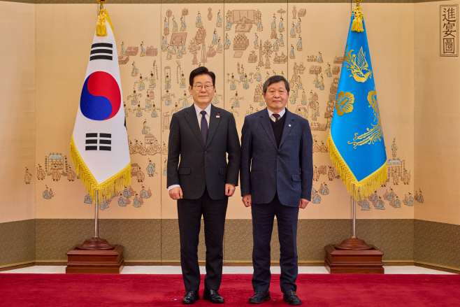 이재명 대통령, 박수근 중앙노동위원장 임명장 수여