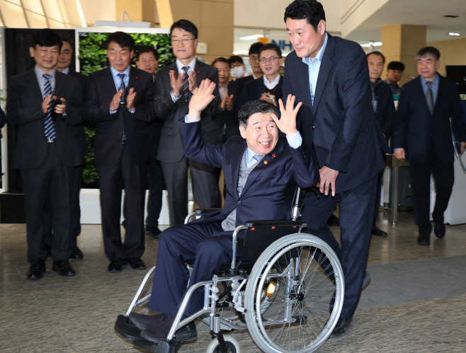 5. 직원들에게 인사하는 유철환 권익위원장