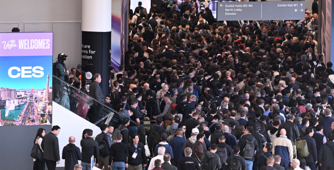 CES 개막, 북적이는 라스베이거스 컨벤션센터<YONHAP NO-3157>