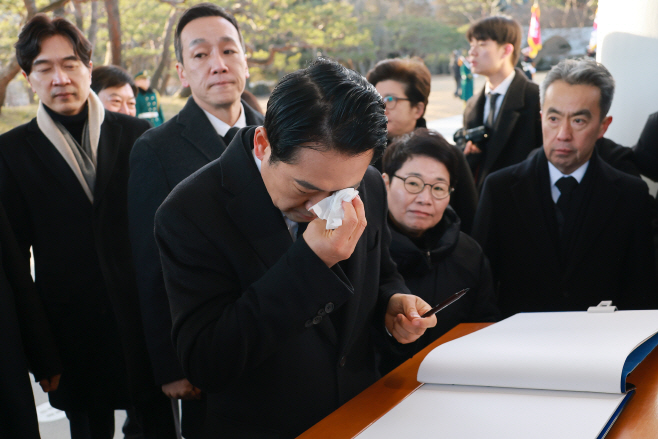 눈물 닦는 장동혁 대표<YONHAP NO-3014>