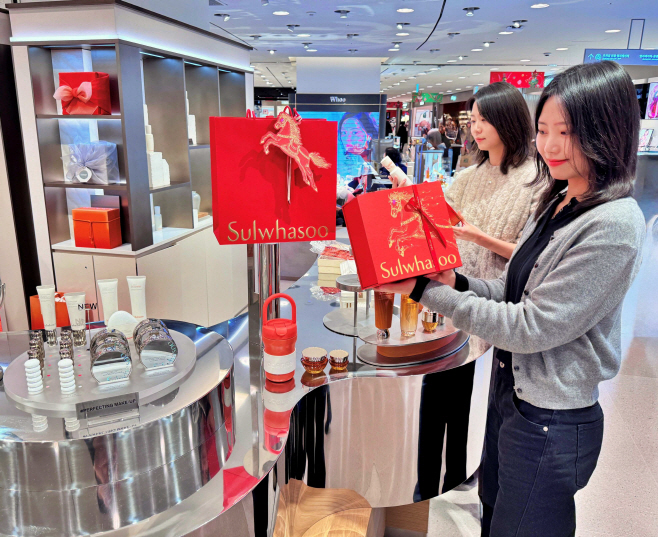 2. [롯데백화점] 본점 지하1층 설화수 매장에서 붉은 말의 해 프로모션 단독 기프트를 들고 있는 모델들