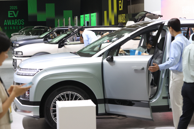 전기차 시승 체험<YONHAP NO-3087>