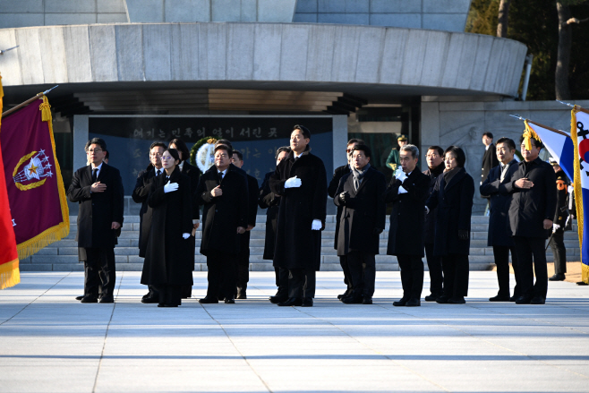 사진2. 오세훈 서울시장이 1일(목) 현충원에 참배 뒤 순국 선열과 호국 영령에 대해 경례하고 있다.