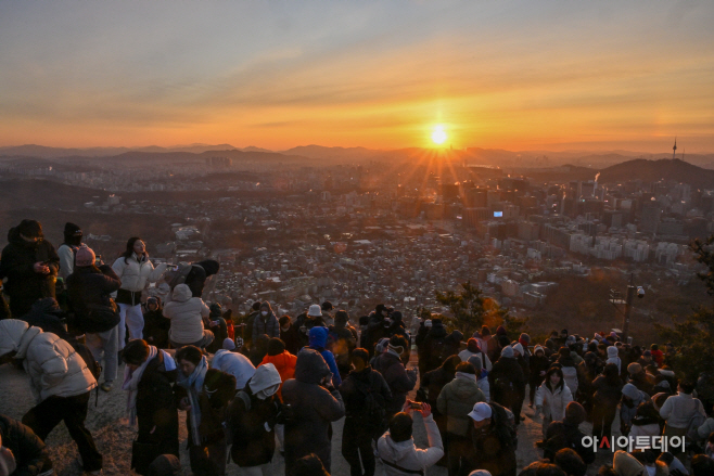 [포토] 인왕산 새해 첫 일출 바라보는 시민들