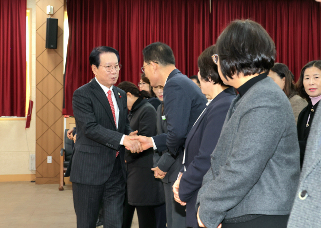 괴산군 직원들과 신년 인사를 나누는 송인헌 괴산군수