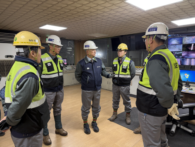 (사진자료) 장세욱 부회장이 새해 첫날 인천공장을 방문해 임직원과 대화하는 모습