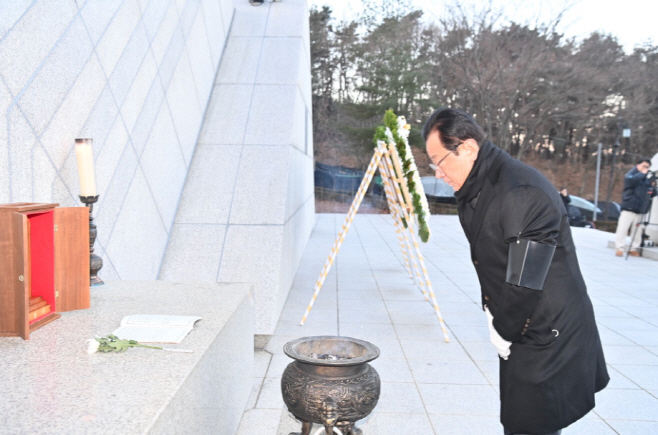이현재 하남시장이 2일 열린 신년 참배식에서 검단산 현충탑에 분향하고 있다./하남시
