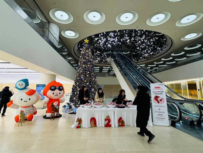 [사진자료2] 2일 오전 한국앤컴퍼니그룹 판교 본사 로비에서 임직원들이 행운을 담은 포춘쿠키와 덕담 엽서를 받으며 활기찬 새해를 시작하고 있다