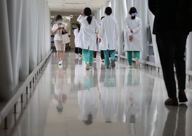 미복귀 전공의 행정처분 중단…복귀 움직임은?<YONHAP NO-3452>