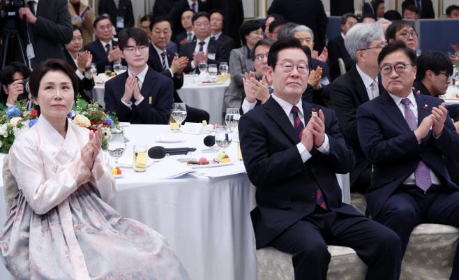 시민들의 신년 소망 영상 시청하는 이재명 대통령 부부