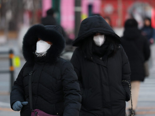 강추위 속 출근<YONHAP NO-1873>