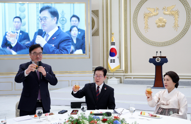 건배하는 이재명 대통령 부부