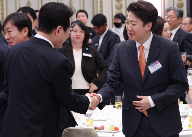 인사하는 이재명 대통령과 이준석 대표