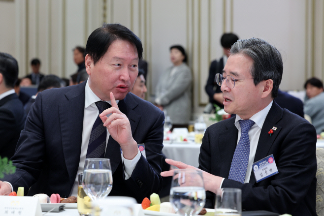 대화하는 김용범 정책실장과 최태원 대한상의 회장