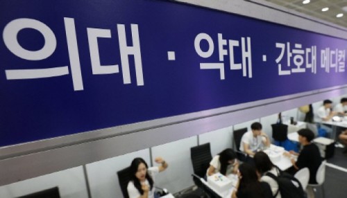 Medical school applicants fall to 7,000 level