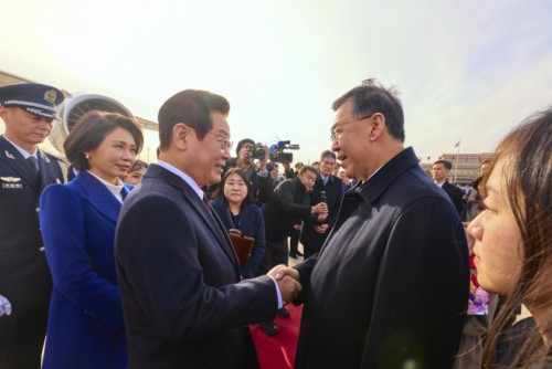 China sends minister to greet President Lee