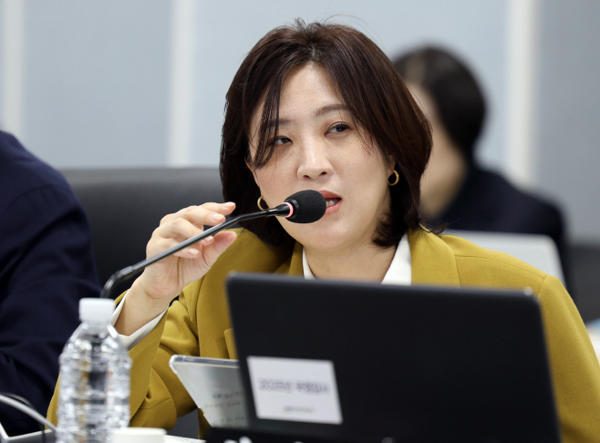 질의하는 최보윤 의원<YONHAP NO-3656>