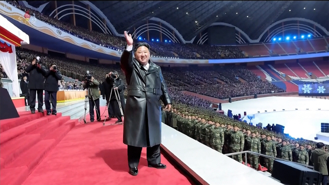 신년경축공연서 손 흔드는 김정은<YONHAP NO-4715>