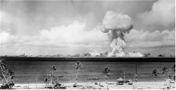 비키니섬 환초에서 실시된 인류 최초의 핵폭탄 실험