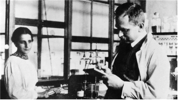 핵분열 실험에 성공한 리제 마이트너와 오토 한