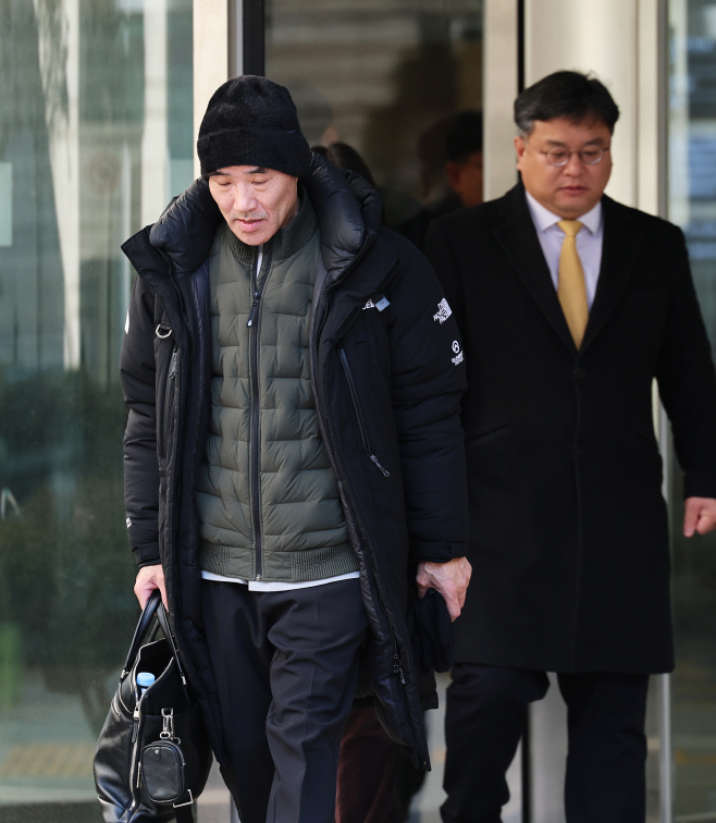 법정 나서는 이래진 씨