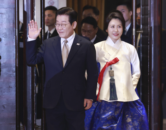 이재명 대통령 부부, 재중 한국인 간담회 입장