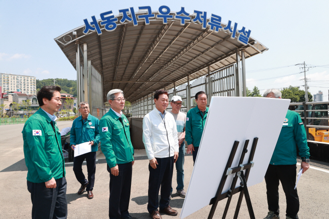 #1. 260105 보도사진1(지난해 5월 오태완 군수와 박완수 지사가 우수저류시설을 점검하고 있다)