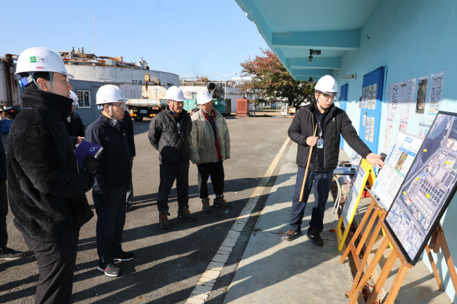 1.김성훈이사장이가좌사업소하수처리장소화조준설공사에서안전상황을점검하고있다.
