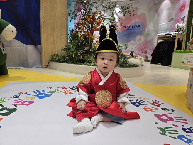 2025년 추석 행사 당시, 아이맘 강동 성내1동점에서 한복을 입은 영유아들의 모습 (1)