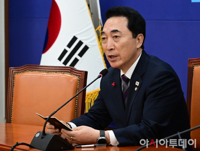 박수현 더불어민주당 수석대변인이 21일 국회에서 기자간담회를 갖고 있다. 이병화 기자