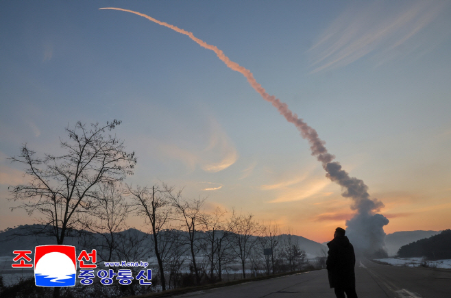 김정은, 극초음속 미사일 발사훈련 참관<YONHAP NO-2427>