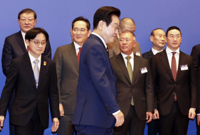 한·중 비즈니스 포럼, 자리로 향하는 이재명 대통령