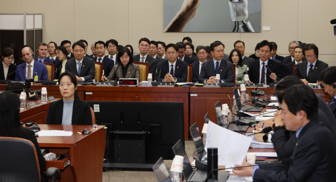 답변하는 김영훈 고용노동부 장관<YONHAP NO-1396>