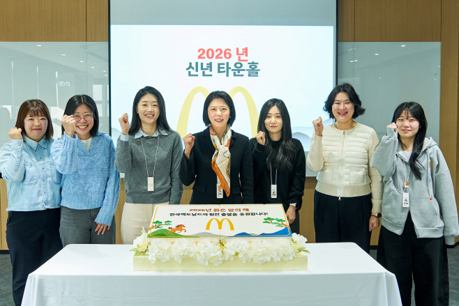 [보도사진2] 김기원 한국맥도날드 대표(가운데)와 임직원들이 5일(월) 본사에서 열린 새해맞이 사내 행사에서 기념사진을 촬영하고 ...