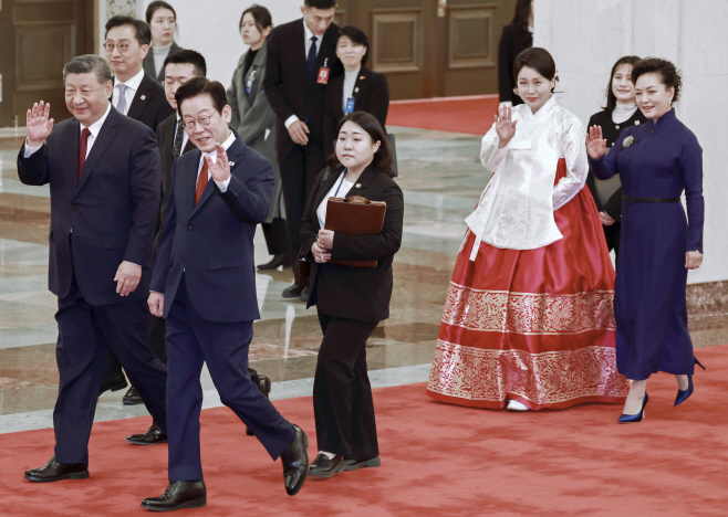 어린이들 향해 손 흔드는 한·중 정상 부부