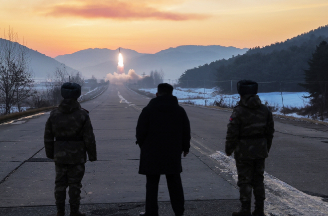 김정은, 극초음속 미사일 발사훈련 참관<YONHAP NO-2425>