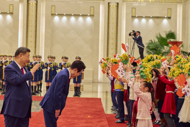 어린이들 향해 인사하는 이재명 대통령