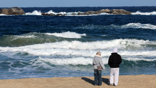 높은 파도 거센 바람<YONHAP NO-7578>
